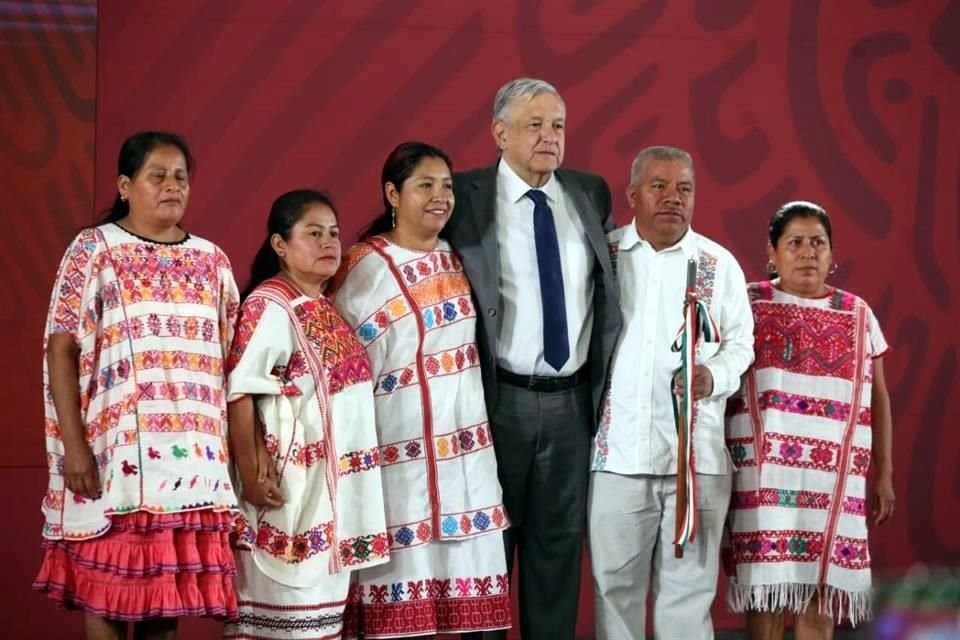 El Presidente con autoridades de las dos comunidades de Guerrero beneficiadas con los recursos.