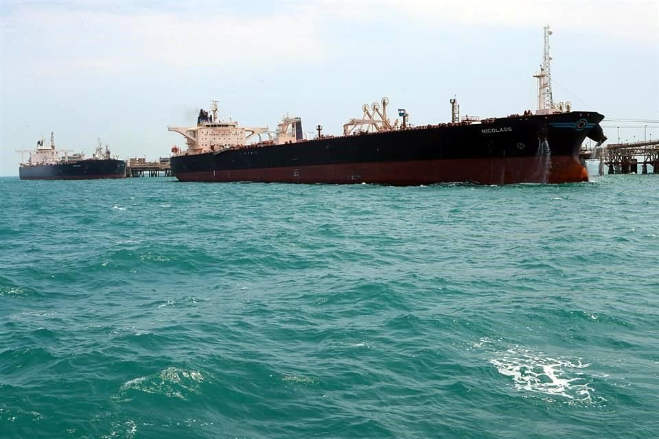 Alrededor de un tercio del crudo y los combustibles marítimos del mundo pasaron por el estrecho de Ormuz el año pasado, destacando su papel clave en los mercados mundiales de petróleo.