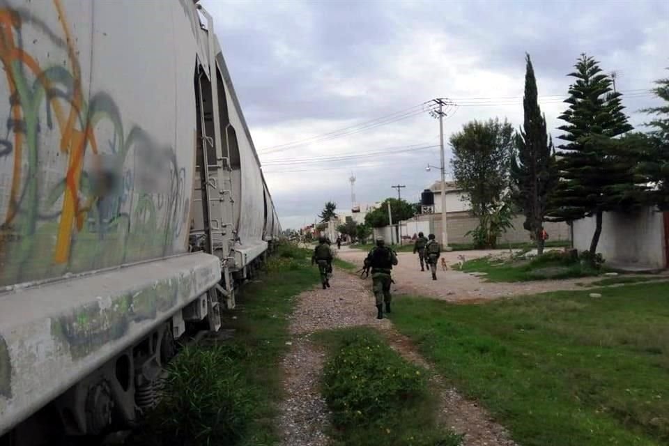 Las fuerzas de seguridad realizaron recorridos a pie hasta que el tren reanudó su marcha hacia Orizaba.