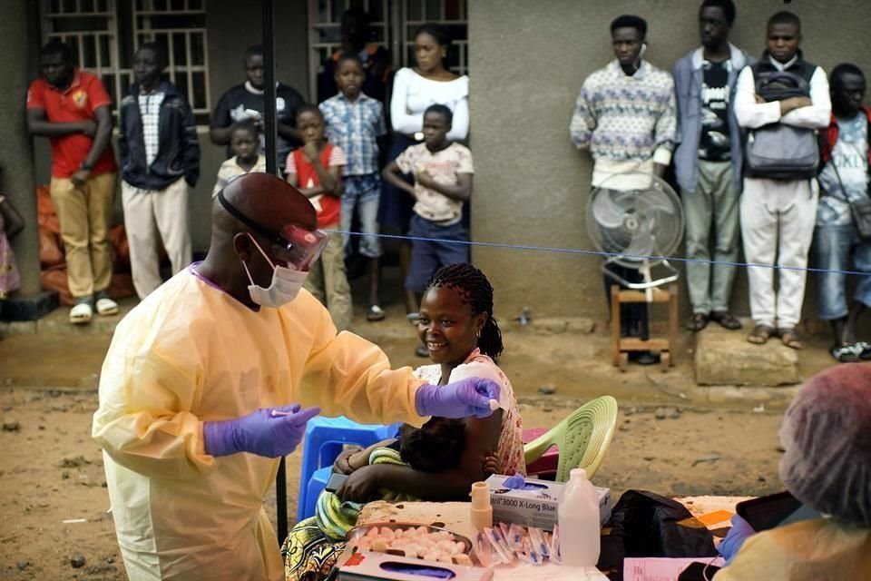 Un niño es vacunado contra el ébola en Beni, Congo, donde el brote de la enfermedad se ha extendido a Goma, la ciudad más grande en el este del país africano.