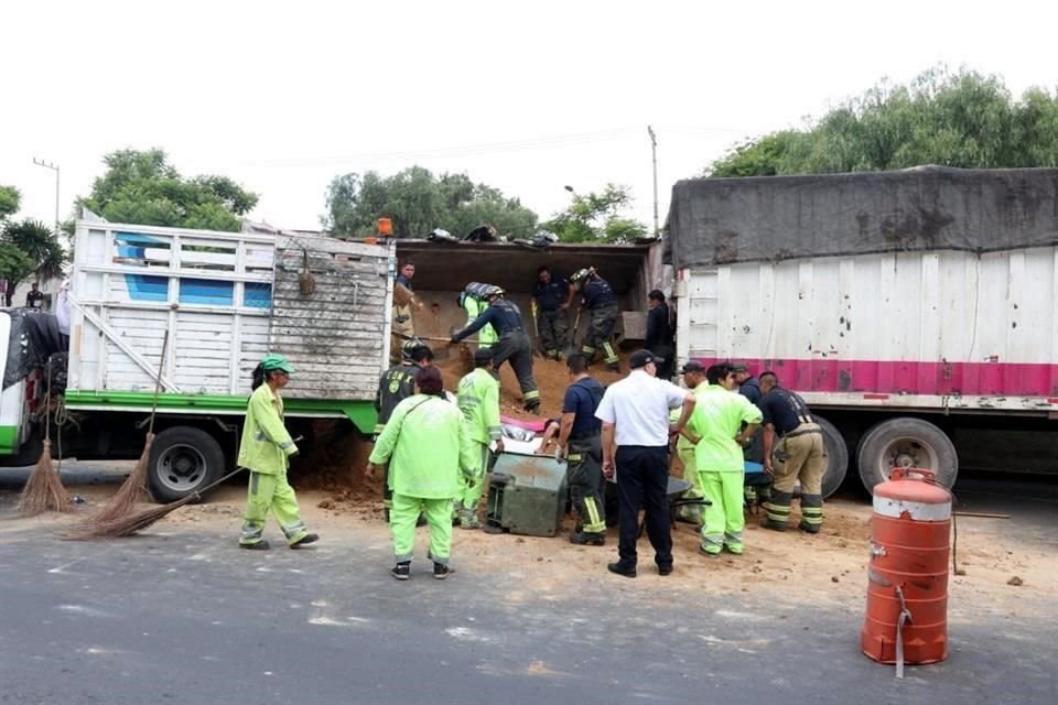En Iztapalapa, la caja de un camión lleno de arena cayó sobre un taxi donde viajaban un conductor y dos menores de edad