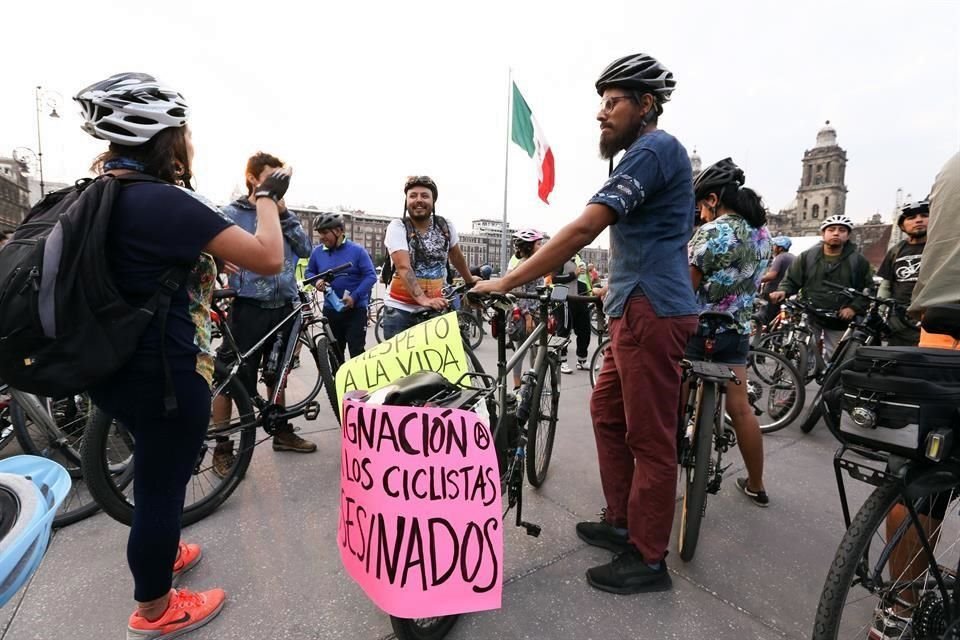 Alrededor de 200 ciclistas rodaron por las calles de la Ciudad de México para recordar a Krzysztof Chmielewski y Holger Franz, quienes recorrían distintos países en sus bicicletas