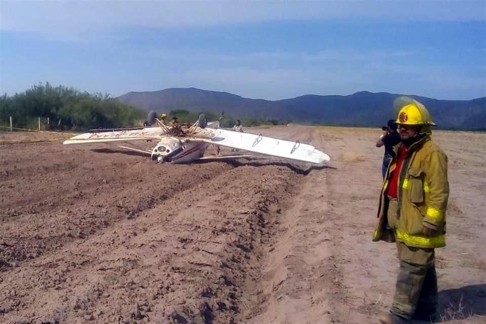 Un giro de la aeronave provocó que quedará sobre un terreno con las llantas hacia arriba.