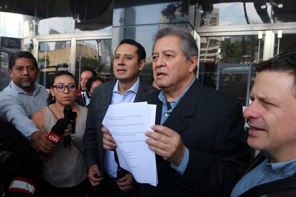 Acompañado por Ángel Ávila y Fernando Belanzaurán, dirigentes del sol azteca, el ex candidato dijo que en la denuncia se alude al subsecretario de Gobernación, Ricardo Peralta.