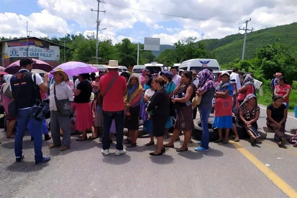 Los productores del campo de las comunidades de El Durazno y El Troncón cerraron la vía a la salida de la localidad de Tixtla, en el punto conocido como El Triángulo.