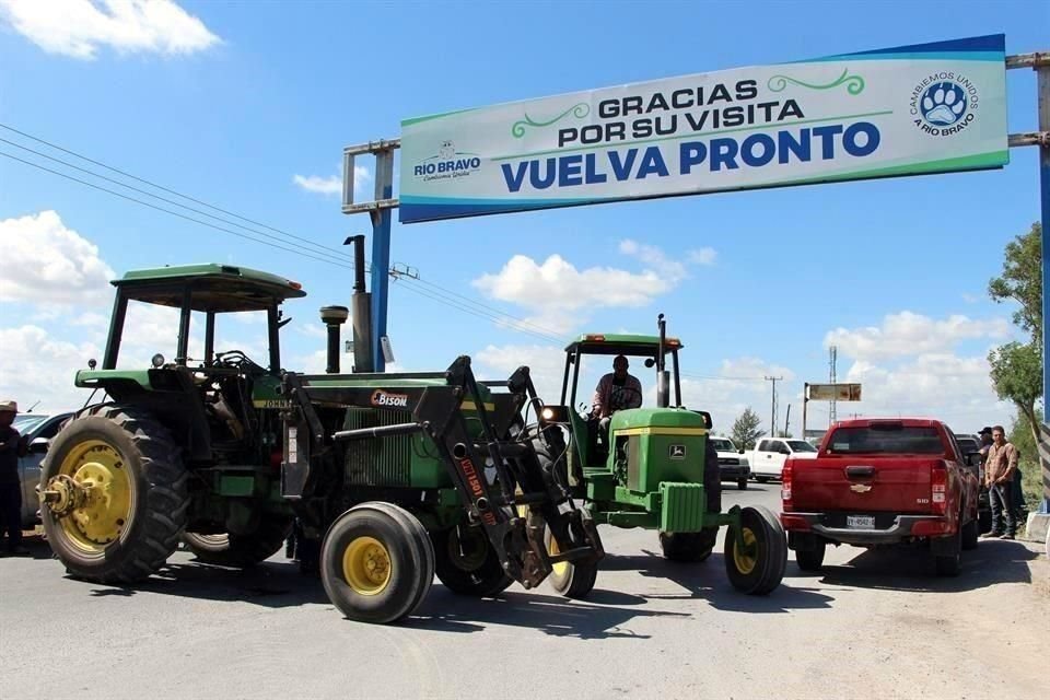 Agricultores bloquearon la vía que conduce al poblado Nuevo Progreso, en Río Bravo, Tamaulipas, el miércoles pasado.