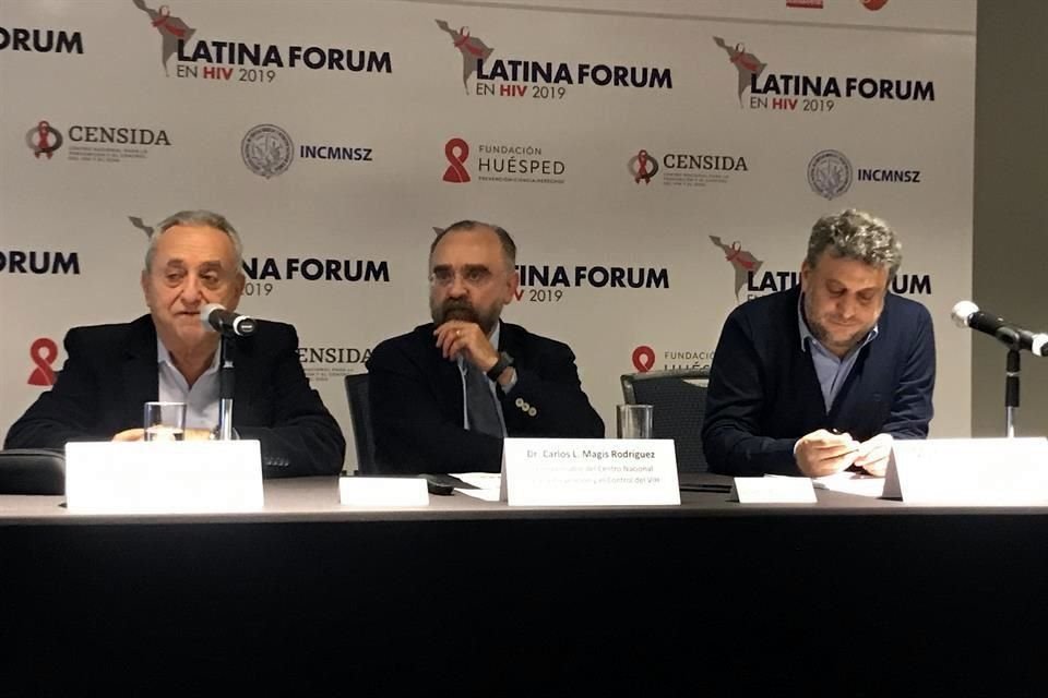 Carlos Magis, ex director de Censida (al centro), en el Latina Forum en VIH 2019.