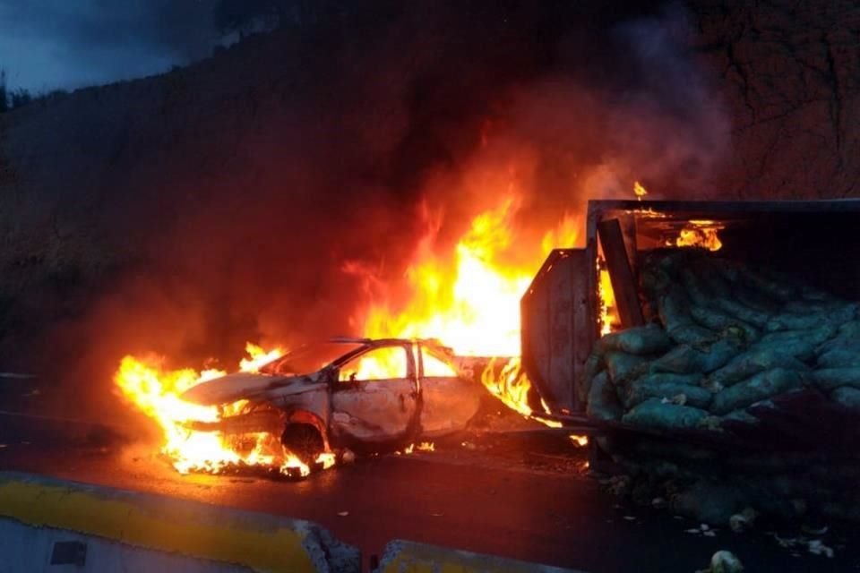 Dos personas murieron calcinadas tras un choque registrado en la autopista México-Puebla, en dirección hacia Valle de Chalco, Estado de México