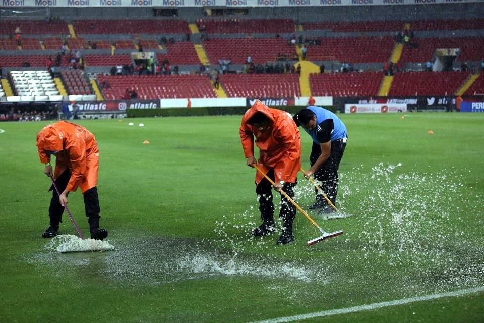 El partido comenzó 53 minutos tarde, debido al aguacero que azotó en el Estadio Jalisco. El personal del inmueble trabajó con rapidez para alistar la cancha.