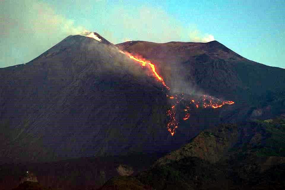 El volcán italiano Etna hizo erupción provocando el cierre de dos aeropuertos en la ciudad siciliana de Catania.