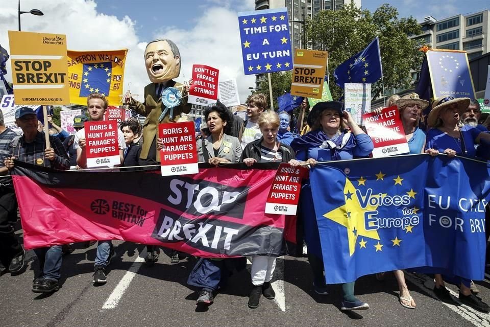 Manifestantes salieron a las calles de Londres para protestar contra el Brexit y en rechazo a Boris Johnson, quien se perfila como favorito para ocupar cargo de Primer Ministro.