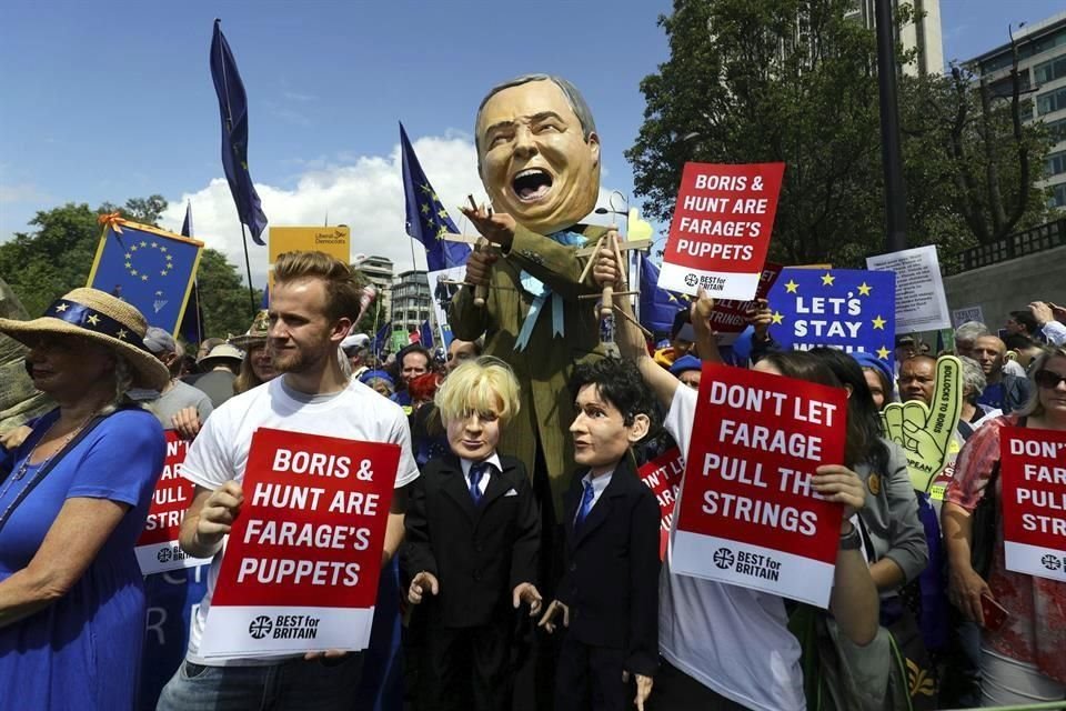 Miles de manifestantes tomaron las calles de GB para marchar contra el candidato Boris Johnson y sus planes para concretar el Brexit.
