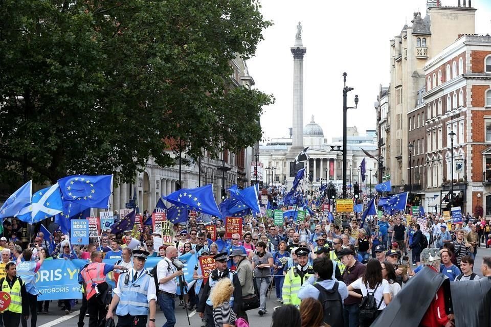 Miles de manifestantes tomaron las calles de GB para marchar contra el candidato Boris Johnson y sus planes para concretar el Brexit.