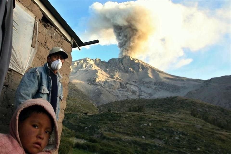 La ceniza emitida por el volcán, que comenzó a emitir gases el pasado 17 de julio y cuya altura ya supera los cinco kilómetros por encima del cráter, ha comenzado ya afectar poblados del valle de Ubinas y alcanza una dispersión de hasta 40 kilómetros. 