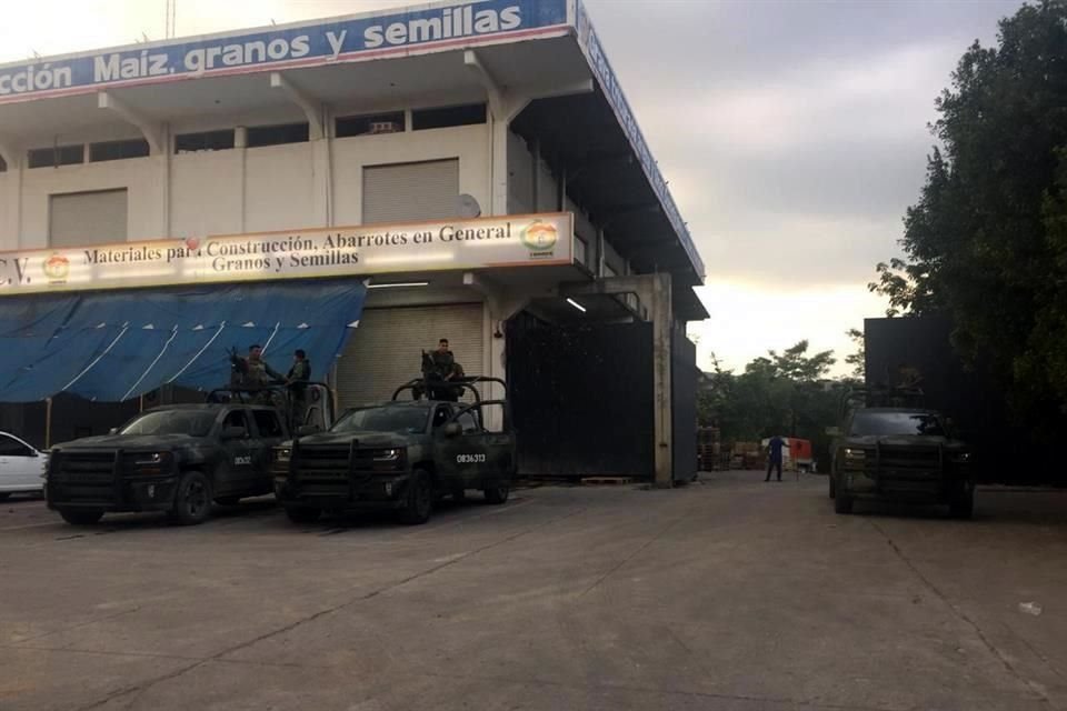 Militares vigilando el dialogo con la Comunidad del Hospital Rural de Tamazunchale, San Luis Potosí realizado por el Presidente.