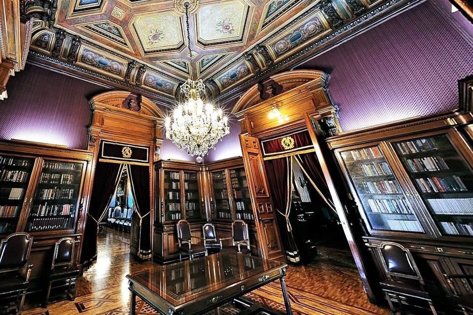 Biblioteca Presidencial. Adornada con elementos de principios del siglo 20. Se pueden apreciar dos libreros de estilo Luis XVI, elaborados en madera con aplicaciones de bronce.