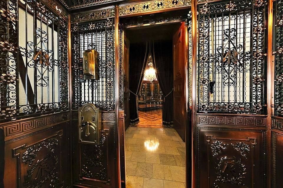 Elevador Presidencial. Está en el área de la biblioteca. De forma semicircular y estilo art noveau, fue instalado en 1901. Es uno de los tres primeros elevadores que llegaron a la Ciudad.