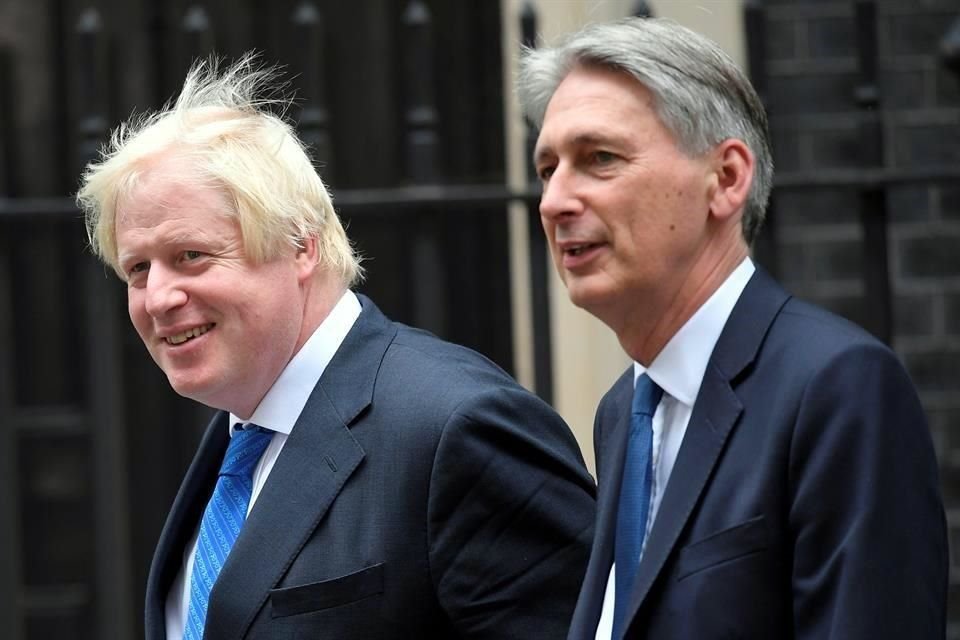 Ministro de Finanzas de GB, Philip Hammond (der), dijo que dimitirá si Boris Johnson (izq), quien apoya un Brexit sin acuerdo, se convierte en Premier.