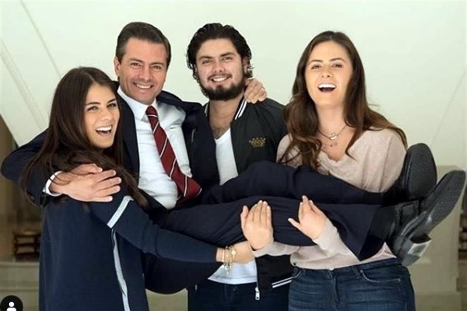 Alejandro Peña publicó una fotografía donde el ex Mandatario es cargado por sus tres hijos.