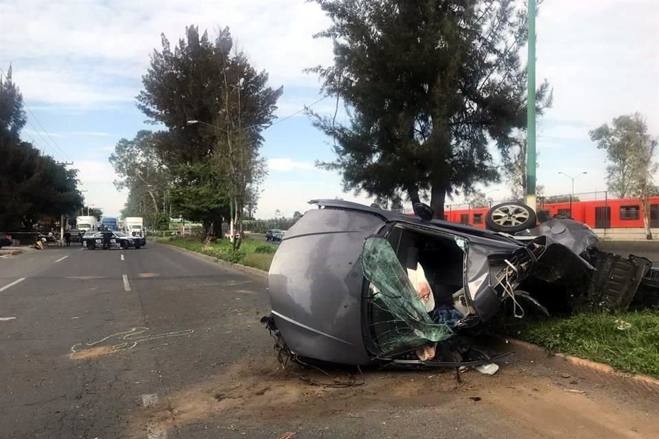 Según reportes, el conductor perdió el control del volante, el vehículo se subió al camellón central y se estampó contra un árbol.