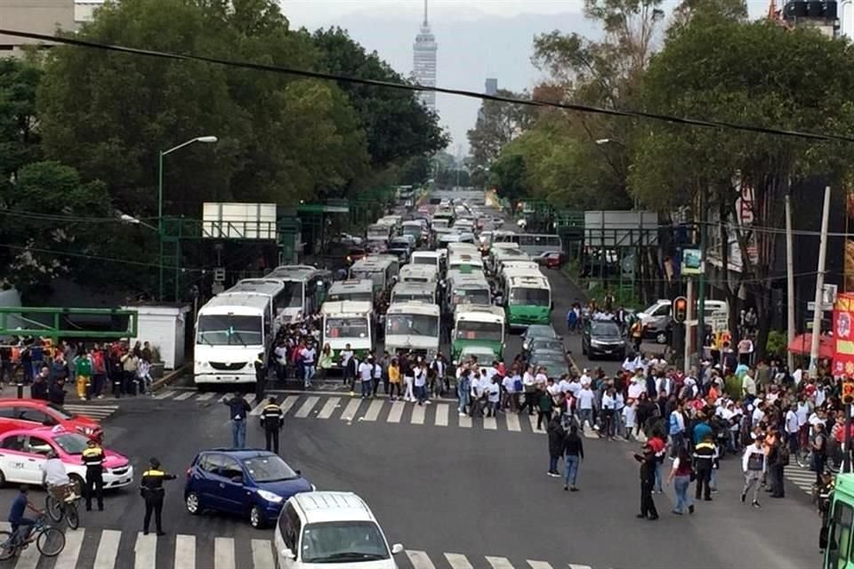 Desde temprana hora, decenas de microbuses y camiones trasladan a asistentes al informe de 200 días de la Jefa de Gobierno.
