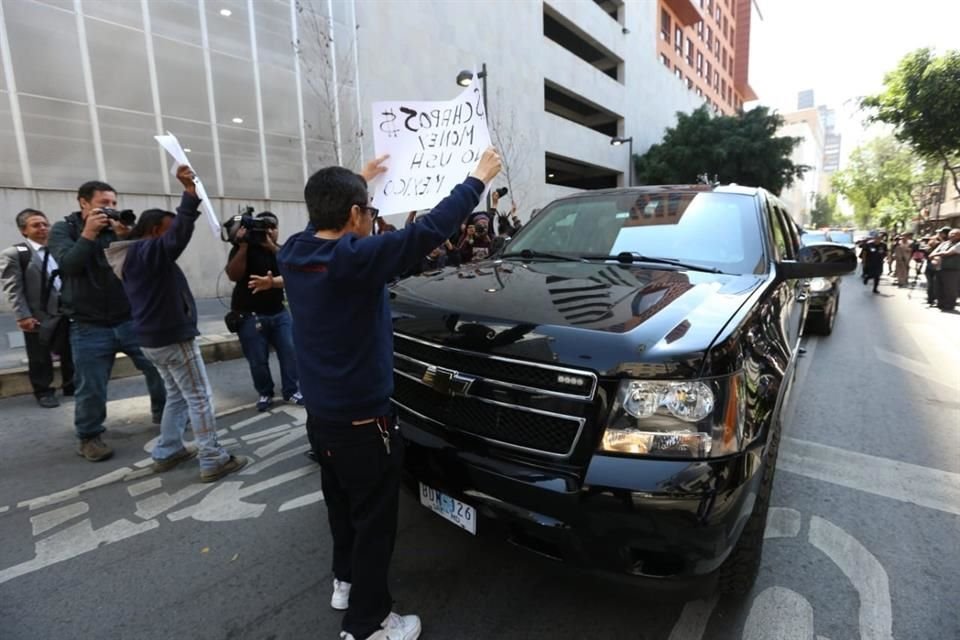 Comitiva de Pompeo detuvo la camioneta frente al que se ostenta como el abogado del 'Chapo' en México.