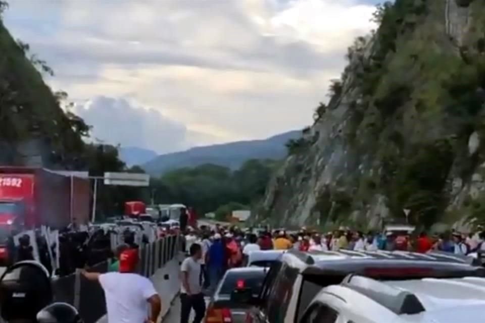 La Secretaría de Seguridad Pública estatal informó que replegó a los manifestantes para que los turistas puedan transitar por la autopista.