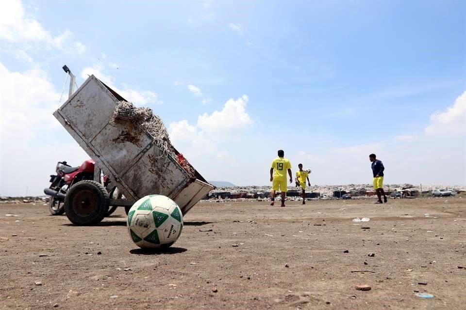 El equipo de futbol Deportivo Toros Neza, integrado por obreros, levantó un trofeo que ganaron en un torneo de consolación, entre montañas conformadas por 3 millones de toneladas de basura.
