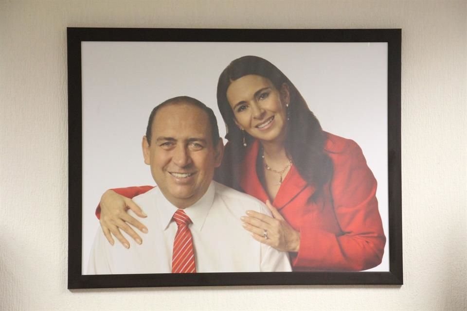 Fotografía del ex Gobernador Rubén Moreira y Carolina Viggiano, candidata a secretaria general del PRI.