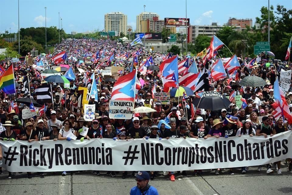 Miles de personas marcharon contra el Gobernador puertorriqueño Ricardo Rosselló, luego de que anunciara su desistimiento de reelección.