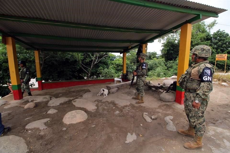 La Guardia Nacional mantiene vigilancia en nueve cruces informales en el río Suchiate, que divide a México y Guatemala.
