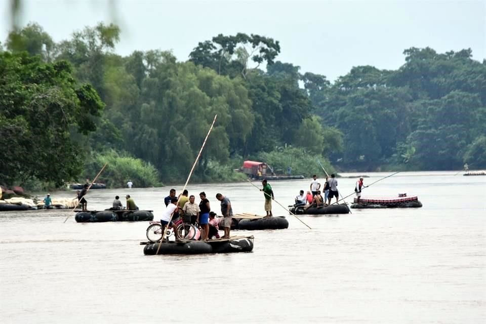 Sobre el río Suchiate sigue la operación de balseros para el movimiento de mercancías de un país a otro.