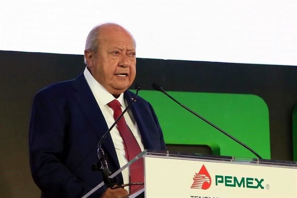 El dirigente de los trabajadores petroleros, Carlos Romero Deschamps, negocia hoy el Contrato Colectivo de Trabajadores de Pemex con Octavio Romero. 