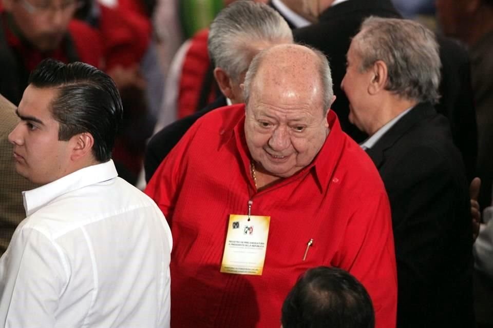 La Unidad de Inteligencia Financiera presentó ante la Fiscalía General de la República al menos dos denuncias contra el líder petrolero Carlos Romero Deschamps y seis de sus familiares.