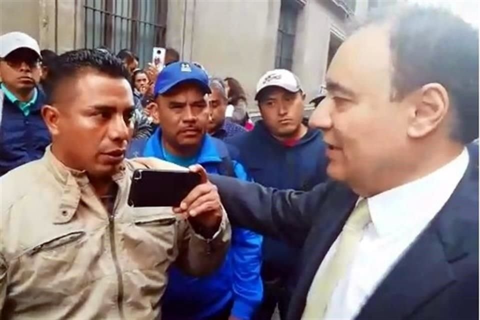 Durazo fue abordado por los agentes federales afuera de Palacio Nacional.