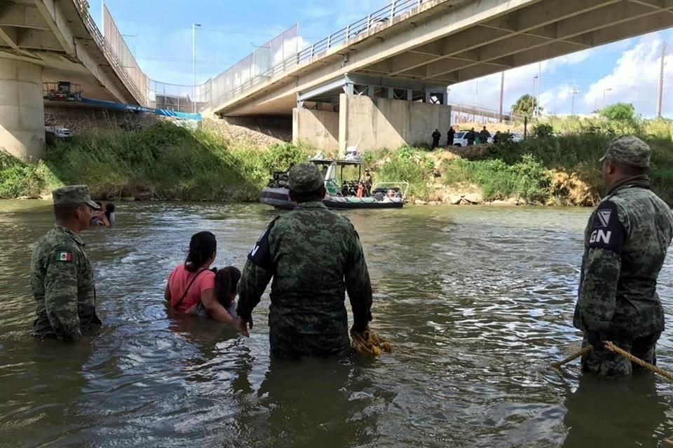 La CIDH alertó por la militarización de las fronteras. En la imagen, agentes de la Guardia persuaden a una familia de migrantes de origen guatemalteco para que no crucen el Río Bravo, en Matamoros.