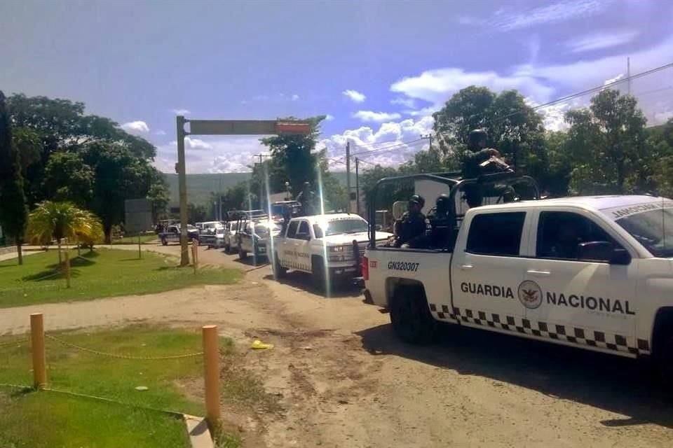 Elementos de la Guardia Nacional participan en el operativo para buscar a los 5 policías retenidos en Ocosingo, Chiapas.