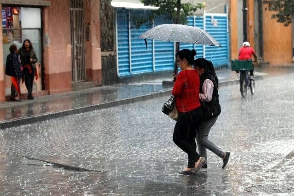 Por la lluvia, la Secretaría de Gestión Integral de Riesgos y Protección Civil activó la alerta amarilla en 14 alcaldías.