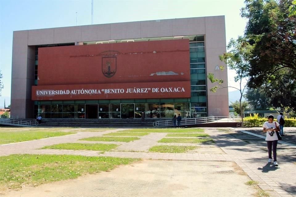 La Universidad Autónoma Benito Juárez de Oaxaca es una de las instituciones que se encuentran en crisis financiera.