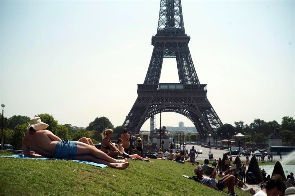 La ola de calor extremo en Francia provocó que París alcanzara los 41.7 grados centígrados, rompiendo el récord de 1947 de 40.4.