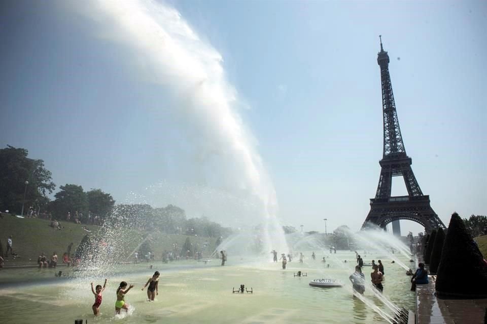 La ola de calor extremo en Francia provocó que París alcanzara los 41.7 grados centígrados, rompiendo el récord de 1947 de 40.4.