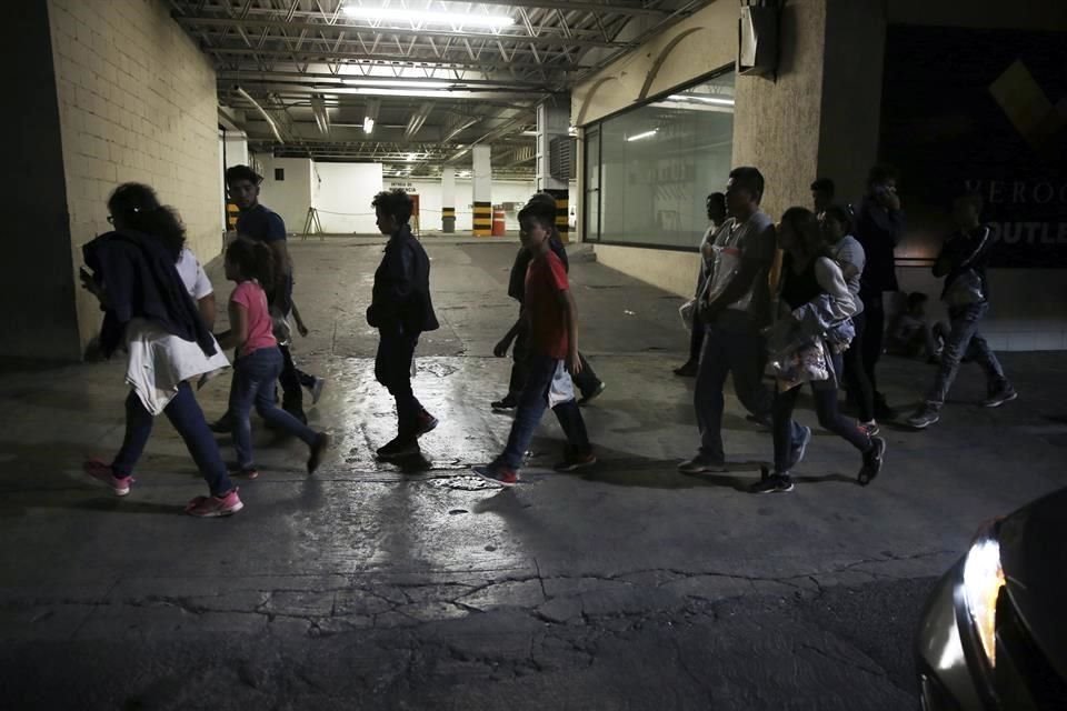 En la ltima semana, unos 450 centroamericanos devueltos por EU va Laredo fueron abandonados en terminales de autobs regias, informa AP.