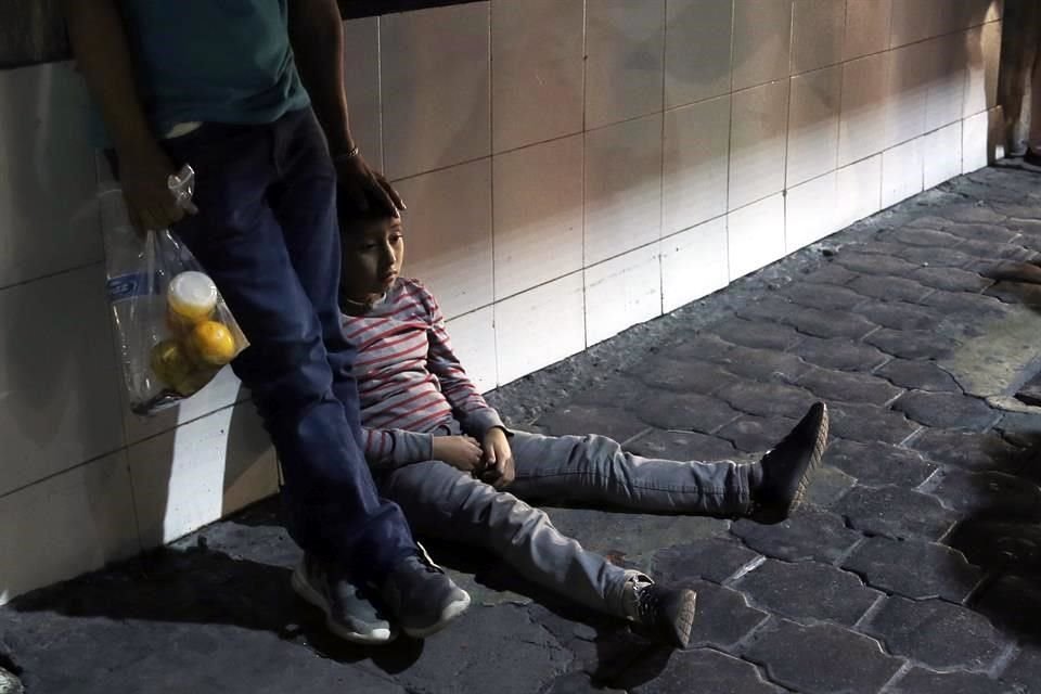 zLos centroamericanos y sus hijos fueron abandonados a su suerte en terminales de autobuses de Monterrey, según AP.