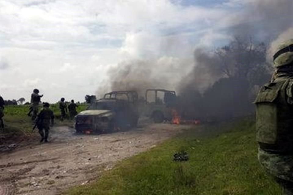 Luego que huachicoleros quemaran camionetas de personal de Pemex, fuerzas federales realizan un operativo en Tepeaca, Puebla.