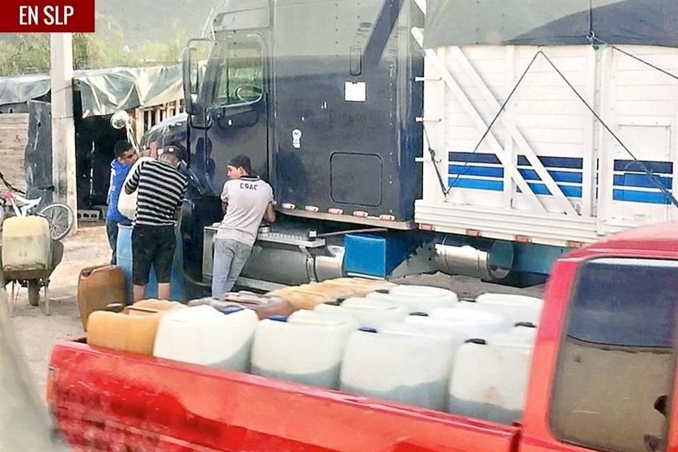 La venta ilegal de gasolina abunda en la Carretera 57 a su paso por San Luis Potos, donde surten a los camiones a plena luz del da y las pickups circulan con bidones llenos de combustible.