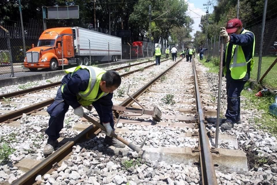 Aunado a obras en un tramo del Tren Ligero, este martes una falla complicó el traslado de usuarios por falla entre La Noria y Tepepan.