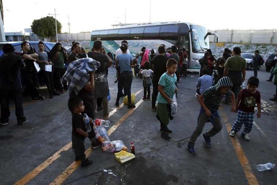 Los extranjeros son instados a subir a autobuses bajo el argumento de la inseguridad en Tamaulipas y la promesa de un albergue en Nuevo León.