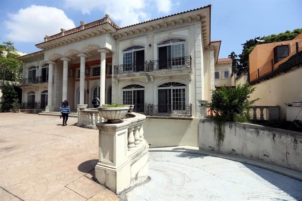 La residencia está ubicada en la Colonia Lomas de Chapultepec.