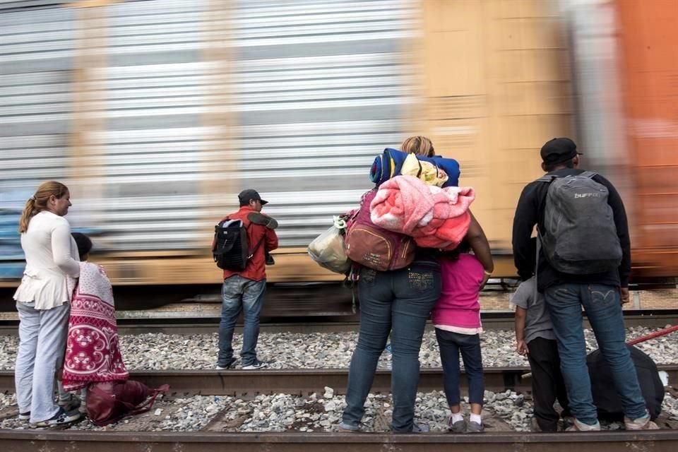 En la imagen, familias de migrantes esperan una oportunidad para subirse al tren conocido como 'La Bestia', a las afueras de la ciudad de Saltillo, en Coahuila. 