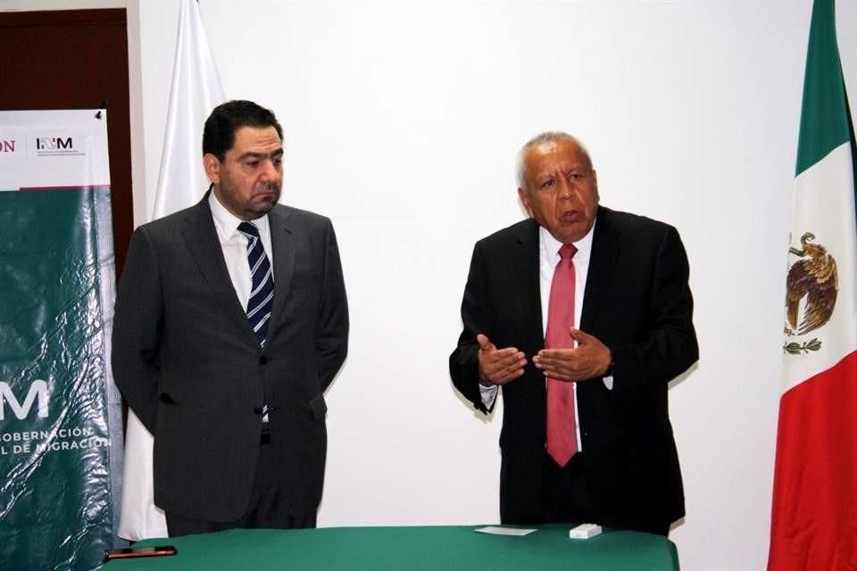 El nuevo director general de Control y Verificación del Instituto Nacional de MIgración junto con el titular de la dependencia, Francisco Garduño.
